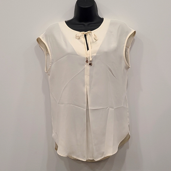 White sleeveless tank - Picture 1 of 4